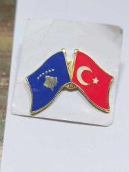 R40-----TÜRKİYE KOSOVA BAYRAKLI ROZET