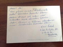 HEDİYE KARTPOSTALI, FISTIK YEŞİLİ FON ÜZERİNE KARLA KAPLI AĞAÇLARIN VE EVLERİN OLDUĞU GÜZEL BİR KIŞ RESMİ ÇİZİMİ, ARKASI YAZILI, RENKLİ, 15 X 10 CM EBADINDA - 1940'LAR, 1950'LER, 1960'LAR, 1970'LER 1980'LER