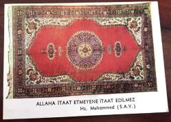 HEDİYE KARTPOSTALI, ALLAH'A İTAAT ETMEYENE İTAAT EDİLMEZ YAZILI NOTLU OSMANLI DÖNEMİ TÜRK HALI & KİLİM DESENLERİ, ARKASI YAZILMAMIŞ, RENKLİ, 15 X 9 CM EBADINDA - 1940'LAR, 1950'LER, 1960'LAR, 1970'LER 1980'LER