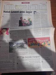 Yeni Yüzyıl Gazetesi - 11 Nisan 1998 - Haluk Levent Artık Özgür - Sen Neymişsin Leonardo Di Caprio  - Michael Jackson 2.7 Milyon Dolar Tazminat Kazandı - El Nino Hortumu ABD'de 42 Can Aldı - Savunma Bakanı İsmet Sezgin Komutanlar Tansu Çiller'den Daha Demokrat - Sultanahmet'te Bomba 9 Yaralı - Şeytan Taşlarken Ölenler Arasında 9 Türk Var