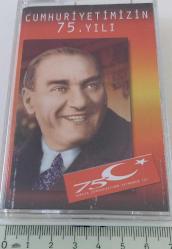 CUMHURİYETİMİZİN 75.YILI MUHTEŞEM KASETİ ORİJİNAL İÇİNDE HARİKA ESERLER VARDIR FOTOĞRAFLARI İLE BANDRÖLLÜ NADİRDİR