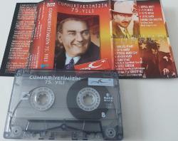 CUMHURİYETİMİZİN 75.YILI MUHTEŞEM KASETİ ORİJİNAL İÇİNDE HARİKA ESERLER VARDIR FOTOĞRAFLARI İLE BANDRÖLLÜ NADİRDİR