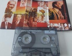 CUMHURİYETİMİZİN 75.YILI MUHTEŞEM KASETİ ORİJİNAL İÇİNDE HARİKA ESERLER VARDIR FOTOĞRAFLARI İLE BANDRÖLLÜ NADİRDİR