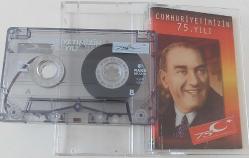 CUMHURİYETİMİZİN 75.YILI MUHTEŞEM KASETİ ORİJİNAL İÇİNDE HARİKA ESERLER VARDIR FOTOĞRAFLARI İLE BANDRÖLLÜ NADİRDİR