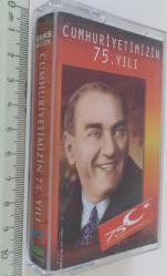 CUMHURİYETİMİZİN 75.YILI MUHTEŞEM KASETİ ORİJİNAL İÇİNDE HARİKA ESERLER VARDIR FOTOĞRAFLARI İLE BANDRÖLLÜ NADİRDİR