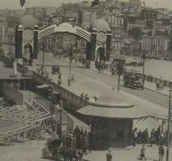 OSMANLI DÖNEMİ GALATA KÖPRÜSÜ ÜZERİNDE TAK VE BAYRAM HAZIRLIKLARI FOTOKARTI...