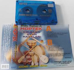 HOPTEK KOLBASTI OYUN HAVALARI DÜĞÜNDE-NİŞANDA-KINADA İSİMLİ KASETİ ORİJİNAL FOTOĞRAFLARI İLE BANDRÖLLÜ NADİRDİR