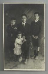 ŞIK ÇOCUKLAR ŞIK AİLE ESKİ BİR FOTOĞRAF...