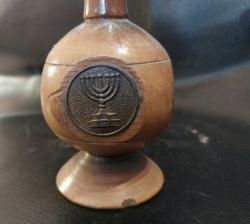 AHŞAP MUMLUK, ŞAMDAN, MUSEVİ YAHUDİ SEMBOLLER İLE SÜSLENMİŞ AHŞAP MUMLUK.