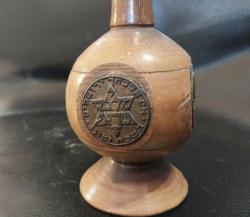 AHŞAP MUMLUK, ŞAMDAN, MUSEVİ YAHUDİ SEMBOLLER İLE SÜSLENMİŞ AHŞAP MUMLUK.