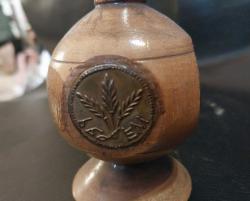 AHŞAP MUMLUK, ŞAMDAN, MUSEVİ YAHUDİ SEMBOLLER İLE SÜSLENMİŞ AHŞAP MUMLUK.