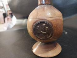 AHŞAP MUMLUK, ŞAMDAN, MUSEVİ YAHUDİ SEMBOLLER İLE SÜSLENMİŞ AHŞAP MUMLUK.