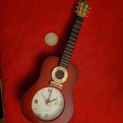 retro gitar şeklinde pilli masa saati. sorunsuz.