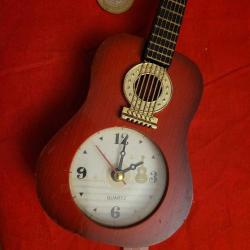 retro gitar şeklinde pilli masa saati. sorunsuz.