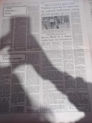 Yeni Ortam Gazetesi - 15 Mayıs 1974 - Kemal Bisalman - İlhami Soysal - Mustafa Ekmekçi - Oya Baydar - Uğur Mumcu - Doktor Osman Nuri Koçtürk - Şampiyon Kulüpler Finali Bayern Münih İle Atletico Madrid - Afet Ilgaz'ın Çeribaşı Abdullah'la İdamlık İsmail'i Yayınlandı - Aydın Çetinbostanoğlu - 141 142 . Maddeler Af Dışı Kaldı Hükümetin İstifası Bekleniyor - Uludere'de Halka Jandarma Baskısı Yapıldığı Açıklandı - Sol Yayınları Sahibi Muzaffer Erdost'un Cezası 37,5 Yıl Oldu