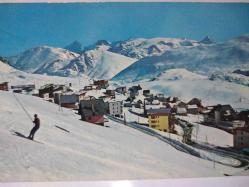 ŞEHİR KARTPOSTALI- ALP DAĞLARINDAN KARLAR ALTINDA YERLEŞİM YERİ GÖRÜNTÜSÜ,ARKASINA YAZILMAMIŞ, RENKLİ, 11 X 15 CM EBADINDA-1950'LER, 1960'LAR, 1970'LER, 1980'LER