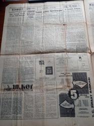 Cumhuriyet Gazetesi - 27 Aralık 1960 - İsmet Uluğ Fenerbahçe Takımında Gençlere Yer Verilecek - Galatasaray da Etilerde Daimi Kamp Açtı - Haftanın Ası Ahmet Özacar - Ankara'da Nezarete Alınanların Sayısı 65 Büyük Çoğunluğu Demokrat Partili - 147'ler Bu Hafta İçinde Üniversiteye Dönüyorlar - Altemur Kılıç Radyo Davasında Beraat Etti - Ata'nın Anıtına Bomba Atan Şahıs Yakalandı - Cemal Gürsel Kurucu Meclis'e Behçet Kemal Çağlar'ı Da Seçti - Yeni Maliye Bakanı Kemal Kurdaş - Milli Birlik Komitesi