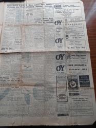 Cumhuriyet Gazetesi - 27 Aralık 1960 - İsmet Uluğ Fenerbahçe Takımında Gençlere Yer Verilecek - Galatasaray da Etilerde Daimi Kamp Açtı - Haftanın Ası Ahmet Özacar - Ankara'da Nezarete Alınanların Sayısı 65 Büyük Çoğunluğu Demokrat Partili - 147'ler Bu Hafta İçinde Üniversiteye Dönüyorlar - Altemur Kılıç Radyo Davasında Beraat Etti - Ata'nın Anıtına Bomba Atan Şahıs Yakalandı - Cemal Gürsel Kurucu Meclis'e Behçet Kemal Çağlar'ı Da Seçti - Yeni Maliye Bakanı Kemal Kurdaş - Milli Birlik Komitesi