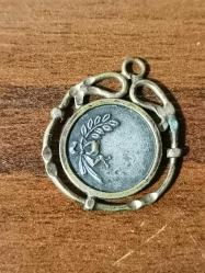 eski bir futbol madalyonu yada kolye ucu