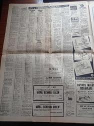 Milliyet Gazetesi - 27 Kasım 1972 - Dünya Liderleri Ve Ortaları - Fenerbahçe Altınordu'yu Kolay Yendi - Küçükçekmece Bakırköy Maçında 4 Futbolcu Hastanelik Oldu - Didi Türk Vatandaşı - Yüksek Planlama Kurulu 1973 Yılı Programını Görüşmeye Başladı - Burhan Felek - Bülent Ecevit Seçilme Şansımız Olmasa Da Seçim İstiyoruz - Ziya Müezzinoğlu - Demokratik Partisi Genel Başkanı Ferruh Bozbeyli - Turhan Feyzioğlu