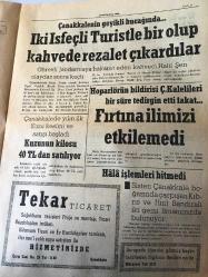 ÇANAKKKALE  ÇANAKKALE 'NİN SESİ  GAZETESİ YEREL TAŞRA BASINI  - 7 OCAK 1976 YIL :2 SAYI :404- Çanakkale Verem Eğitim Ve Propaganda Haftası Başladı - Kayhan Yantıra 'nın Sağlık Durumu İyi - Yolcu  Otobüsleri  Yeterince  Isıtılmıyor -Çanakkale de Esnaf  Kontrolleri Devam Ediyor -Onun Romanı Yazan : Nihat Özbilen - Şiir :Belki  Bir Gün : Ahmet Turp -Dünyanın En Küçük İnsanları -Çanakkale 'nin  Geyikli Bucağında İki İsveçli  Turistle Bir Olup  Kahvede Rezalet Çıkardılar - Hoparlörün   bildirisi   Çanakkalelileri  bir süre tedirgin etti -Çanakkale yılın  ilk  kuzu kesimi  ve satışı başladı  kuzunun  kilosu  40 tl den satılıyor -Beşiktaş 'a  birlik ve beraberlik gerek dedi  - -Birinci   Türkiye Ligi 'nde yeni  yıla , gollü  bir hafta ile başlandı - Trabzon  Spor  Pazar Gün kü Beşiktaş Maçı Otoriter Bir Hakem İstiyor -
