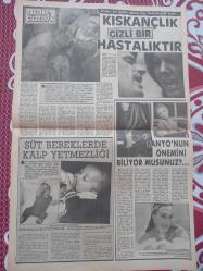 Haftanın Sesi Haftalık Magazin ve Siyasi Aktüalite Gazetesi önlü arkalı 2 sayfa 3 Şubat 1989 Yasemin Kutsi-Sacit Aslan-Yüksel Uzel-Atalay Akçalı-Selami Şahin-Ahmet Selçuk İlkan-Nigar Uluerer-Yalçın Gülhan-Türkan Şoray-Kıskançlık Hastalıktır-Banyonun Onemi-Bebeklerde kalp yetmezliği-Süper Dolap reklamı 36*56cm