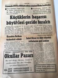 ÇANAKKKALE  ÇANAKKALE 'NİN SESİ  GAZETESİ YEREL TAŞRA BASINI    -- 2 OCAK 1976 YIL :2 SAYI :400- Çanakkale 'de et 35 tl oldu -Ankara da Sivil Savunma Kursu Devam Ediyor - Onun  Romanı  Edebi  Roman  Yazan : Nihat Özbilen -  ŞİİR  Derleyen :M. ALİ Şahin  - İş  Başında : Faruk Nafız  Çamlıbel -Çanakkale de Bazı  Semtlerin  Lambaları  Hala Yanmıyor - Çanakkale  Halk Eğitimi  Müdürlüğünün  Kurs Çalışmalarını  Devam Ediyor   İngilizce  kursu rağbet  gördü - Yüzmede 1975 'in dikkati çeken isimleri  özün kardeşler -  Küçüklerin başarısı  büyükleri  geride bıraktı -  Kayakta  Balkan  Üçüncüsü Olduk -  Kocaeli Spor da gergin hava düzelmeğe başladı  Sabri  Kiraz  Ve Dört Yönetici  İstifalarını  Geri Aldılar -