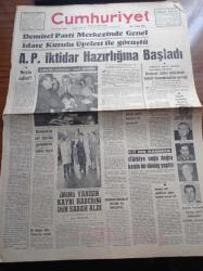 Cumhuriyet Gazetesi -12 Ekim 1965 - Yavuzun Satış Kararı - Emekli Amiral Necati Özdeniz - İlhan Selçuk - Vehbi Koç - Süleyman Demirel - Adalet Partisi İktidar Hazırlığına Başladı - Liderlerin Seçim Sonuçları Üzerindeki Görüşleri - Cumhurbaşkanı Cemal Gürsel - Cihat Baban - Raif Aybar - İsmet İnönü Yarışın Kaybı Haberini Dün Sabah Aldı - Seçimi Kaybeden Tanınmış Politikacılar - Cemal Madanoğlu - Nadir Nadi - Yunus Nadi