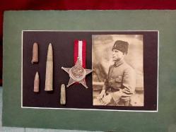 Çanakkale Savaşı Asker Fotoğrafı  ve İkinci Üretim Birinci Dünya Savaşı Harp Madalyası ile Dekorluk Çanakkale Hatıraları.
