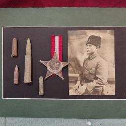 Çanakkale Savaşı Asker Fotoğrafı  ve İkinci Üretim Birinci Dünya Savaşı Harp Madalyası ile Dekorluk Çanakkale Hatıraları.