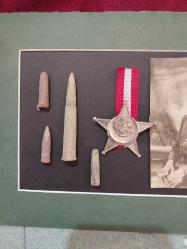 Çanakkale Savaşı Asker Fotoğrafı  ve İkinci Üretim Birinci Dünya Savaşı Harp Madalyası ile Dekorluk Çanakkale Hatıraları.