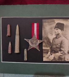 Çanakkale Savaşı Asker Fotoğrafı  ve İkinci Üretim Birinci Dünya Savaşı Harp Madalyası ile Dekorluk Çanakkale Hatıraları.