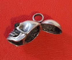 Gümüş Kurukafa Kolye Ucu.. 2 x 3,5 cm. 16,48 gram..