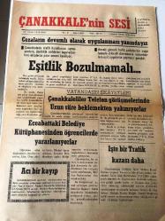 ÇANAKKALE ÇANAKKALE 'NİN SESİ  YEREL TAŞRA BASINI -  - 27 OCAK 1976 YIL :2 SAYI :421- Cezaların devamlı olarak  uygulanması yanındayız  -Eşitlik Bozulmamalı - Vatandaşların  Şikayetleri  : Çanakkaleliler  Telefon  Görüşmelerinde Uzun  Süre Beklemekten  Yakınıyorlar - Eceabattaki Belediye   Kütüphanesinden  Öğrencilerde Yaralanıyorlar  -Onun Romanı  Edebi Roman Yazan : Nihat Özbilen - Şiir : Çile  : Ahmet Turp - Yurdumuzda Sivil Savunmanın  Önemi   Yazan : Mehmet Cantürk -  Güzelleşen Çanakkale miz de   yeni inşaatlar hızla devam  etmektedir - Çanakkale Spor  'a   karınca  kararınca bir hizmetimizi  sunuyoruz - Çanakkale Spor  İstanbul  'dan  futbolcu transfer  etti -