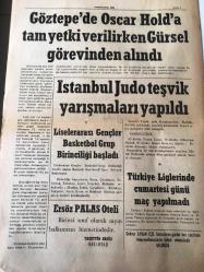 ÇANAKKALE ÇANAKKALE 'NİN SESİ  YEREL TAŞRA BASINI- --22 ARALIK 1975 YIL :2 SAYI :390- Yoldan iki otobüs yan yana geçemiyor  dar yol tehlikeli  oluyor -  Çanakkale kar yağdı -Cuma günü İstanbul  Fen Fakültesinde  Başlayan  ve Üç Gün Süren İkinci Türk  Basın Kongresi Dün Sona Erdi -İstikbal  Göklerdedir Rahmetli Atatürk Diyor Ki :- Şiir : Dağınık Satırlar : Faruk Nafız Çamlıbel -Kırklareli  Halk Eğitim Merkezi  İtalyanca Lisan Kursu Açıyor -  Göztepe de Oscar  Hold  'a  tam  yetki  verilirken  Gürsel  görevinden  alındı -  İstanbul  Judo teşvik  yarışmaları yapıldı  - Liselerarası  Gençler  Basketbol Grup  Birinciliği  Başlandı - Türkiye Liglerinde cumartesi  günü  maç yapılmadı -