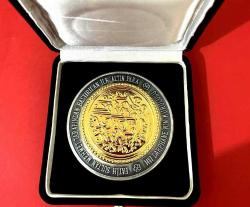 FATİH SULTAN MEHMET TARAFINDAN BASTIRILAN İLK PARA DARPHANE HATIRA ALTIN-VE GÜMÜŞ KAPLAMA MADALYON KADİFE KUTUDA