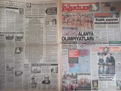 Gün Gazetesi - 24 Ekim 1993 - Paşa Aydın - Deniz Baykal - Mehmet Gazioğlu - Tuğgeneral Aydın - Tansu Çiller - Cevdet Selvi - Meriç Köyatası - Cindy Crawford - Can Pulak - Engin Ardıç - Şevket Okant - Ünal Erkan - Barış Manço - Ayşe Gruda - Aykut Oray - Selda Bağcan - Esmeray - Kamil Sönmez - Mine Koşan - Nejat Alp - Elif Ilgaz - John Frank Kennedy - İlker Sarıer - Sylvia Weinstock - Lütfü Oflaz -  Müslüm Gürses - Reşo Ağa Çizgi Romanı - Süleyman Gök - Leyla Melek - James Coburn - Kraliçe Elizabeth - Prenses Diana - Aydın Güven Gürkan - Cevdet Selvi - Necati Zincirkıran - Şahin Aydın - Bülent Aydın - Nazan Aydın - Şakir Süter - Celal Toprak - Canan Orbay - Şevket Yalaz - Mahsun Kırmızıgül - Dick Tracy - Pembe Yıllar - Silahların Kanunun - Bizim Mahalle - Yıldız Savaşları çizgi romanı - A Milli Futbol Takımı - Aykut Kocaman - Şenol Güneş fotoğraf ve haberi - Tam Takım Gazete