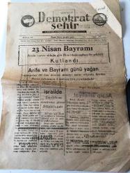 AMASYA DEMOKRAT ŞEHİR  YEREL TAŞRA BASINI - 24 Nisan 1958  YIL :1 SAYI :250- 23 Nisan Bayramı  Bütün Yurtta  Olduğu Gibi  İlimizde  de Coşkun  Bir Şekilde Kutlandı - Arife ve Bayram Günü Yağan  Yağmurlar  30 Bin Dönüm Araziyi Sular  Altında  Bıraktı - Büyük bir server bırakan  Gangaster- Davul  içinde kaçak eşya - Garip  hadise