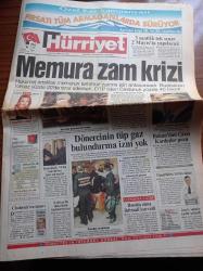 Hürriyet Gazetesi - 11 Temmuz 1998 - Memura Zam Krizi - Madonna - Dışişleri Bakanı İsmail Cem'den Cazcı Kardeşler Pozu - Genelkurmay Başkanı Orgeneral İsmail Hakkı Karadayı - Hüsamettin Cindoruk - Pınar Altuğ - Didem Uzel - Jay Jay Okocha Kupa Karmasında - Dönercinin Tüp Gaz Bulundurma İzni Yok