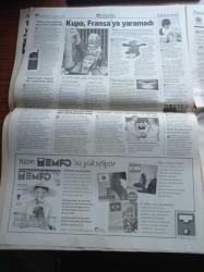 Hürriyet Gazetesi - 11 Temmuz 1998 - Memura Zam Krizi - Madonna - Dışişleri Bakanı İsmail Cem'den Cazcı Kardeşler Pozu - Genelkurmay Başkanı Orgeneral İsmail Hakkı Karadayı - Hüsamettin Cindoruk - Pınar Altuğ - Didem Uzel - Jay Jay Okocha Kupa Karmasında - Dönercinin Tüp Gaz Bulundurma İzni Yok