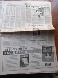 Hürriyet Gazetesi - 11 Temmuz 1998 - Memura Zam Krizi - Madonna - Dışişleri Bakanı İsmail Cem'den Cazcı Kardeşler Pozu - Genelkurmay Başkanı Orgeneral İsmail Hakkı Karadayı - Hüsamettin Cindoruk - Pınar Altuğ - Didem Uzel - Jay Jay Okocha Kupa Karmasında - Dönercinin Tüp Gaz Bulundurma İzni Yok