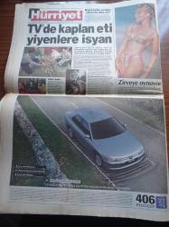 Hürriyet Gazetesi - 11 Temmuz 1998 - Memura Zam Krizi - Madonna - Dışişleri Bakanı İsmail Cem'den Cazcı Kardeşler Pozu - Genelkurmay Başkanı Orgeneral İsmail Hakkı Karadayı - Hüsamettin Cindoruk - Pınar Altuğ - Didem Uzel - Jay Jay Okocha Kupa Karmasında - Dönercinin Tüp Gaz Bulundurma İzni Yok