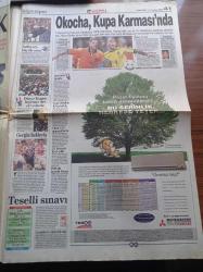 Hürriyet Gazetesi - 11 Temmuz 1998 - Memura Zam Krizi - Madonna - Dışişleri Bakanı İsmail Cem'den Cazcı Kardeşler Pozu - Genelkurmay Başkanı Orgeneral İsmail Hakkı Karadayı - Hüsamettin Cindoruk - Pınar Altuğ - Didem Uzel - Jay Jay Okocha Kupa Karmasında - Dönercinin Tüp Gaz Bulundurma İzni Yok