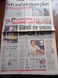 Hürriyet Gazetesi - 2 Kasım 1998 - Tansu Çiller Türbanlı Posterini Yakaladı - Deniz Baykal - Mesut Yılmaz'ın Kardeşi Turgut Yılmaz Siyasete Isınıyor - Oğuzhan Asiltürk Cihat İlan Etmedim - Fazilet Partisi'nde Necmettin Erbakan Krizi - Susurluk Geride Kalan Kadınlar Yazı Dizisi - Emlakbank Yasa Tanımıyor - Sarıyerspor Güle Oynaya - Ebru Gündeş Türk Erkeği Ete Doydu - İsmet Sezgin İntiharı Önledi