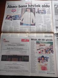 Hürriyet Gazetesi - 2 Kasım 1998 - Tansu Çiller Türbanlı Posterini Yakaladı - Deniz Baykal - Mesut Yılmaz'ın Kardeşi Turgut Yılmaz Siyasete Isınıyor - Oğuzhan Asiltürk Cihat İlan Etmedim - Fazilet Partisi'nde Necmettin Erbakan Krizi - Susurluk Geride Kalan Kadınlar Yazı Dizisi - Emlakbank Yasa Tanımıyor - Sarıyerspor Güle Oynaya - Ebru Gündeş Türk Erkeği Ete Doydu - İsmet Sezgin İntiharı Önledi