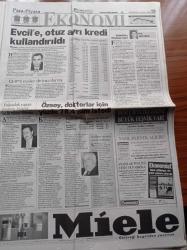Hürriyet Gazetesi - 2 Kasım 1998 - Tansu Çiller Türbanlı Posterini Yakaladı - Deniz Baykal - Mesut Yılmaz'ın Kardeşi Turgut Yılmaz Siyasete Isınıyor - Oğuzhan Asiltürk Cihat İlan Etmedim - Fazilet Partisi'nde Necmettin Erbakan Krizi - Susurluk Geride Kalan Kadınlar Yazı Dizisi - Emlakbank Yasa Tanımıyor - Sarıyerspor Güle Oynaya - Ebru Gündeş Türk Erkeği Ete Doydu - İsmet Sezgin İntiharı Önledi