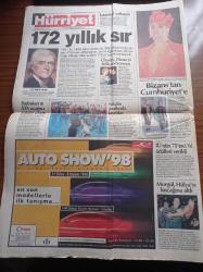 Hürriyet Gazetesi - 2 Kasım 1998 - Tansu Çiller Türbanlı Posterini Yakaladı - Deniz Baykal - Mesut Yılmaz'ın Kardeşi Turgut Yılmaz Siyasete Isınıyor - Oğuzhan Asiltürk Cihat İlan Etmedim - Fazilet Partisi'nde Necmettin Erbakan Krizi - Susurluk Geride Kalan Kadınlar Yazı Dizisi - Emlakbank Yasa Tanımıyor - Sarıyerspor Güle Oynaya - Ebru Gündeş Türk Erkeği Ete Doydu - İsmet Sezgin İntiharı Önledi