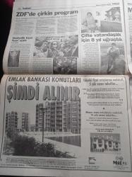Milliyet Gazetesi - 1 Kasım 1998 - Sanatçılar Direnişi - RTÜK'e Öfke Artıyor Bizimkiler Ve Mahallenin Muhtarları Da Eylemde - Umur Bugay Ve Kandemir Konduk Da RTÜK'e Karşı Bayrak Açtı - Hava Korsanı Erdal Aksu Gece Gömüldü - Müjde Ar'dan Cumartesi Annelerine Destek - Ali Poyrazoğlu - Türkan Şoray - Hagi Varsa Sorun Yok -  Fenerbahçe Söktü Aldı