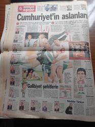 Milliyet Gazetesi - 11 Ekim 1998 - Milli Takım 47 Yıl Aradan Sonra Almanya'yı Yendi - Mustafa Denizli - Ogün Temizkanoğlu - Yargıtay Başsavcısı Vural Savaş Refah Partisi'nin Kapatılma Gerekçesini Açıkladı - Serpil Öğretmene Tecavüz Edip Öldüren 4 Çocuk Artık Yaşayamayız Diyorlar - Duygu Asena - Serdar Ortaç Cezaevinde - Aylin Livaneli
