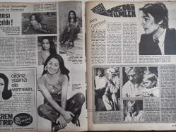 Ses Haftalık Aktüalite Sinema Tiyatro Müzik ve Gençlik Mecmuası Dergisi - 18 Kasım 1972 - Sayı:47 - Türkan Şoray - John Payne - Susan Marrow - Richard Arlen - Louis Hayward - Elif Naci - Bedia Diker - İhsan Hınçer - Metin Ersen - Veronica Lake - İda Lupino - Agnes Varda - Cahide Sonku - Cahit Oben - Türkan Şoray - Seyyal Taner - William Wyler - Zeki Müren - Ali Poyrazoğlu - Emel Sayın - Aydemir Akbaş - Tülin Örsek - Alain Delon - Jean Pierre Melville - Walter Matthau - Orkid Ped Reklamı - Cüneyt Arkın - Gülden Kıncal - Cömert Baykent - Ahu Tuğbay - Judy Garland - Turhan Selçuk - Roger Moore - Kamuran Akkor - Hikmet Münir Ebcioğlu - TOFAŞ Araba Reklamı fotoğraf ve haberi - 32 Sayfalık Dergi